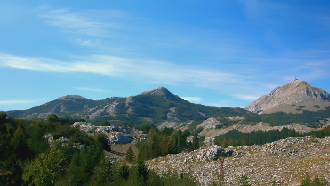 은 하늘의 산악 풍경