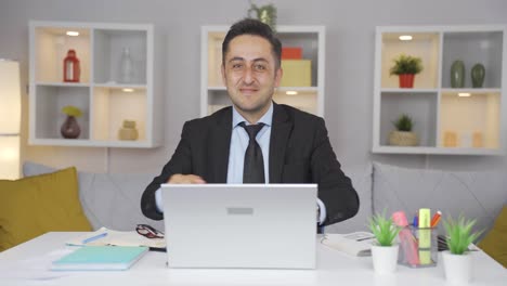 el hombre de la oficina dice que venga a la cámara, llamándote.