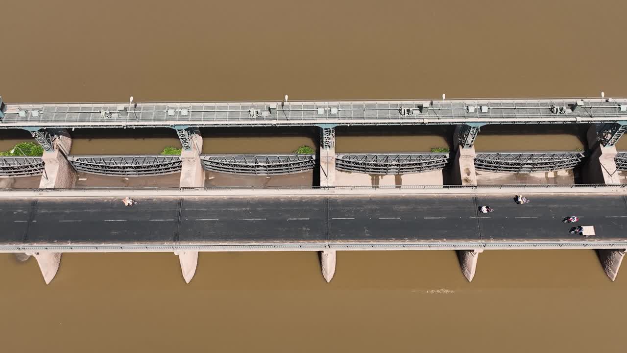 강에 다리의 조감도