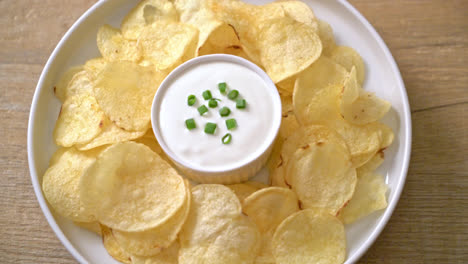 papas fritas con salsa de crema agria