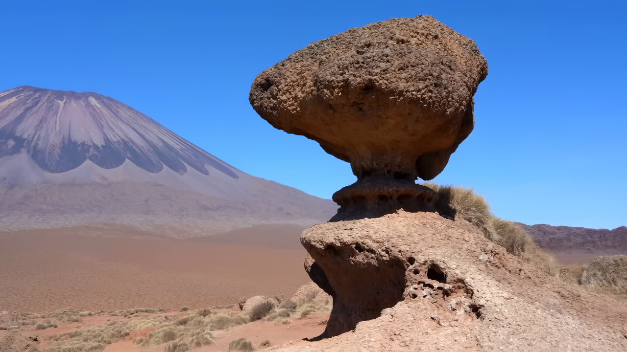 Vulcano e roccia a forma di fungo unica in un vasto paesaggio desertico