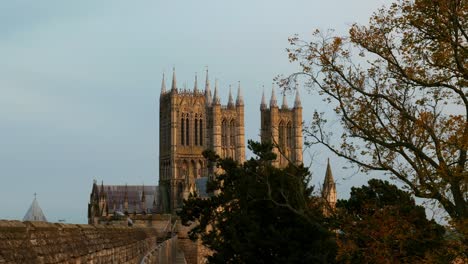 Vistas-De-La-Famosa-Catedral-De-Lincoln-Que-Muestra-A-Los-Turistas-Y-Compradores-Caminando-Por-Las-Concurridas-Calles-De-La-Histórica-Ciudad-De-Lincoln.