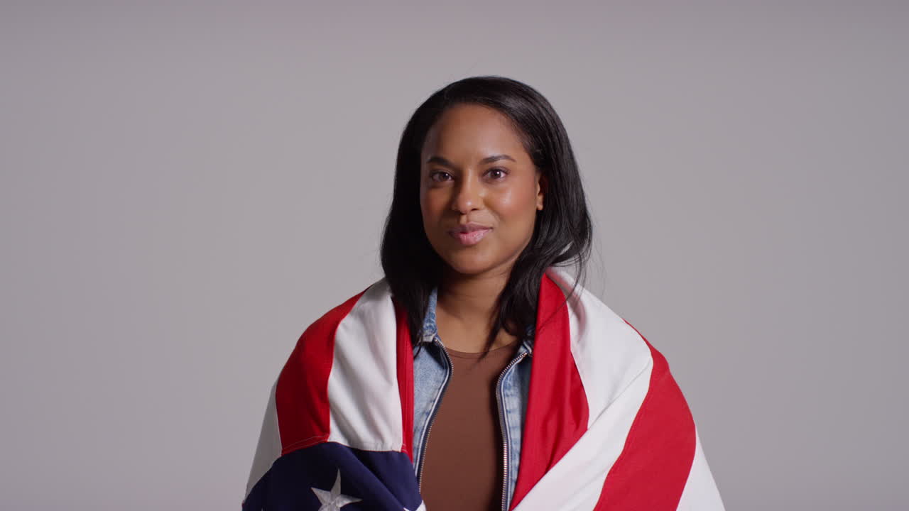 미국 발에 감싸진 여성의 스튜디오 초상화, 7월 4일 독립기념일 축하