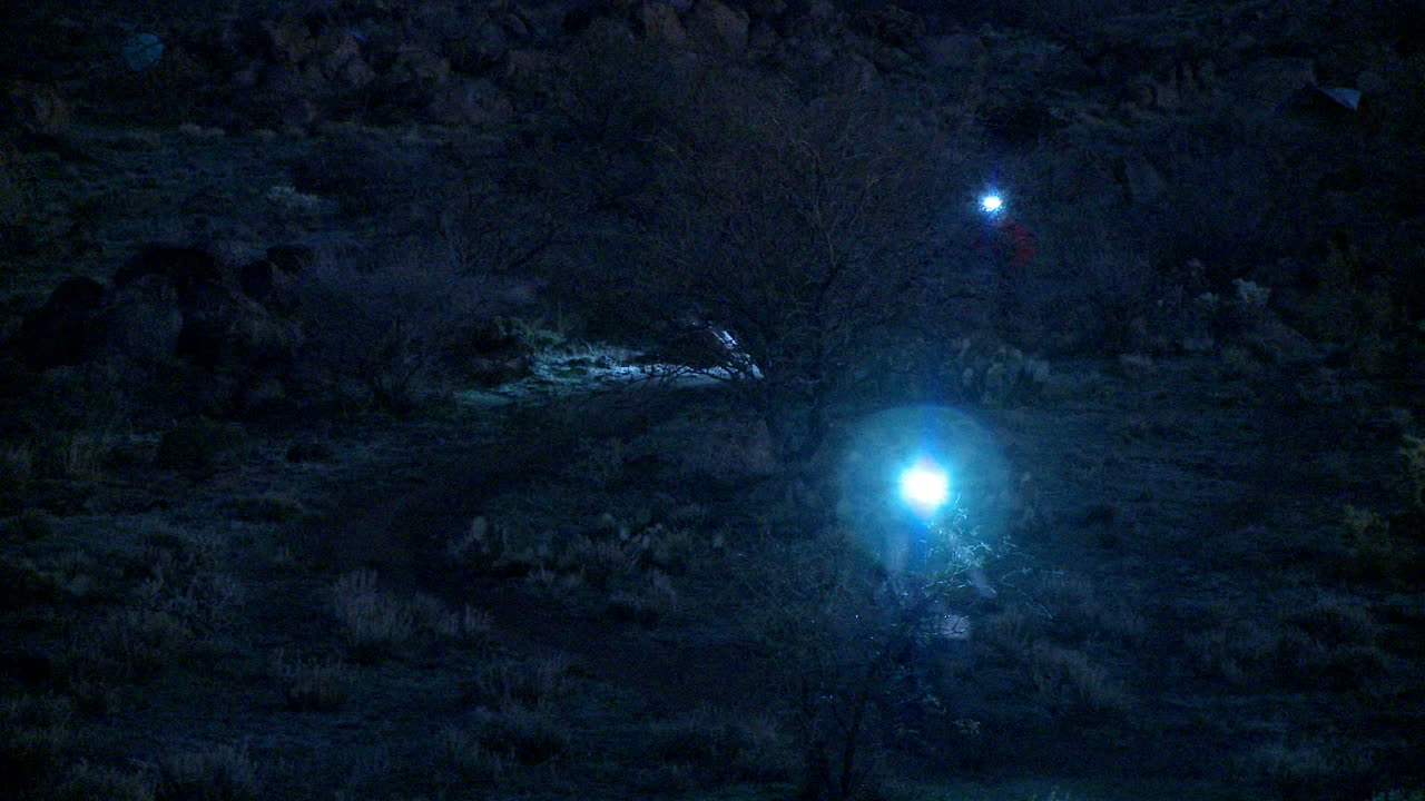 un par de personas andan en bicicleta por la noche