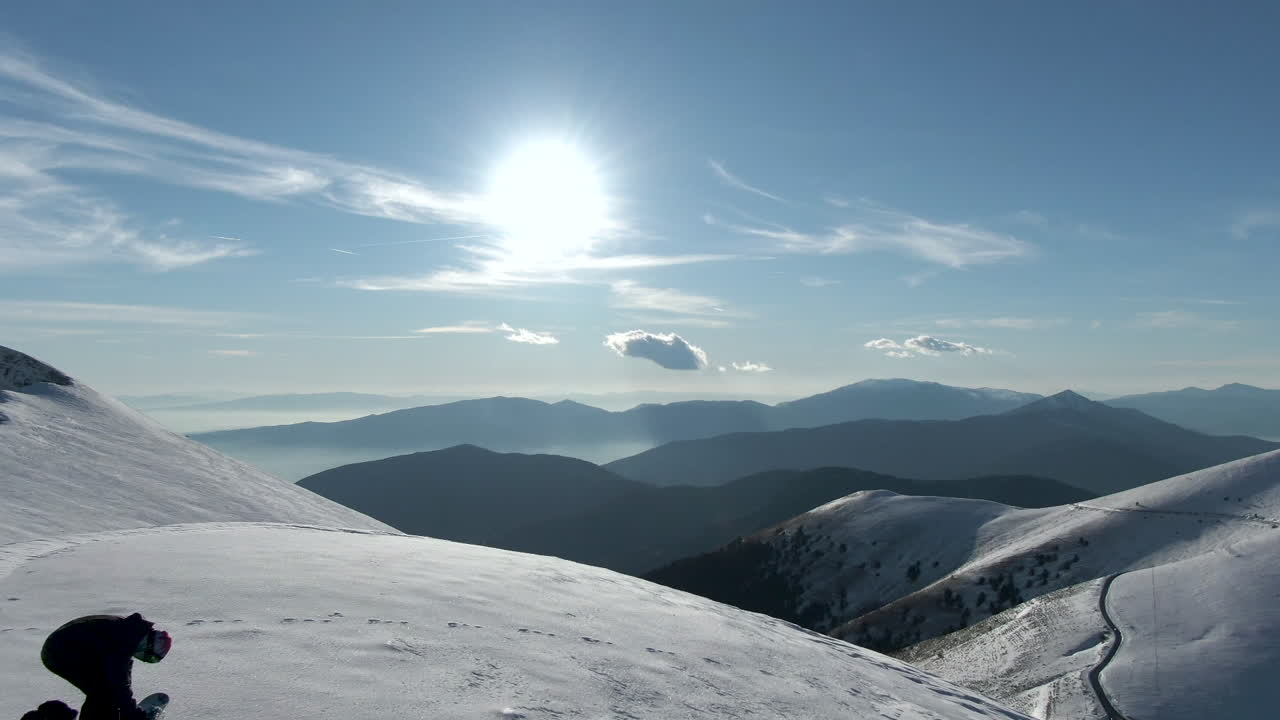 Splendido paesaggio invernale e due snowboarder pronti a scendere dalle Alpi.