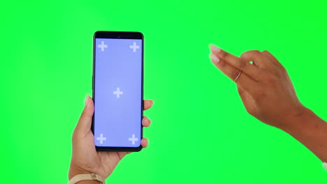 mujer, manos y teléfono de navegación en pantalla verde