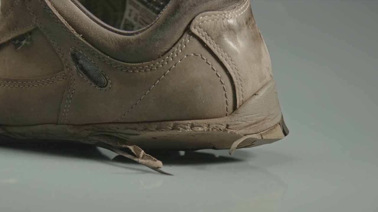 zoom lento del talón del zapato dañado de la bota de senderismo