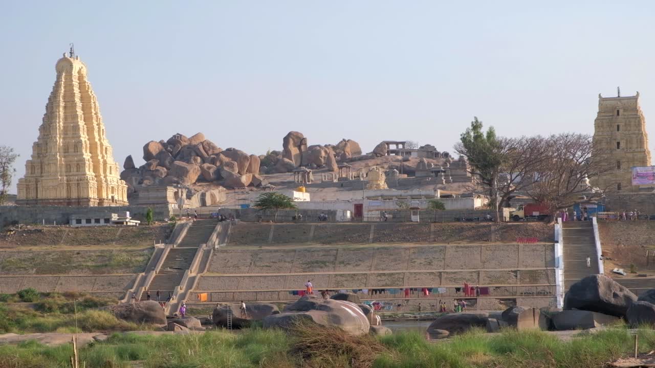 antiguas estructuras de templos en hampi, sitio de patrimonio mundial de la unesco, un antiguo pueblo en karnataka