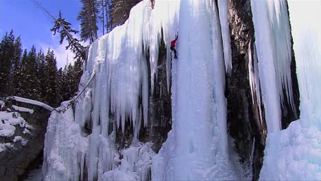 Eine-Extreme-Weitwinkelaufnahme-Eines-Mannes,-Der-Einen-Gefrorenen-Wasserfall-Erklimmt-1