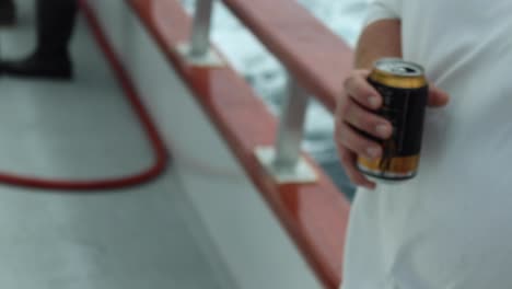 sosteniendo cervezas en un barco en cámara lenta