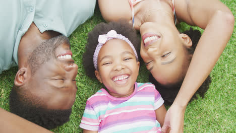 Porträt-Eines-Glücklichen-Afroamerikanischen-Paares-Mit-Seiner-Tochter,-Die-Im-Garten-Spielt