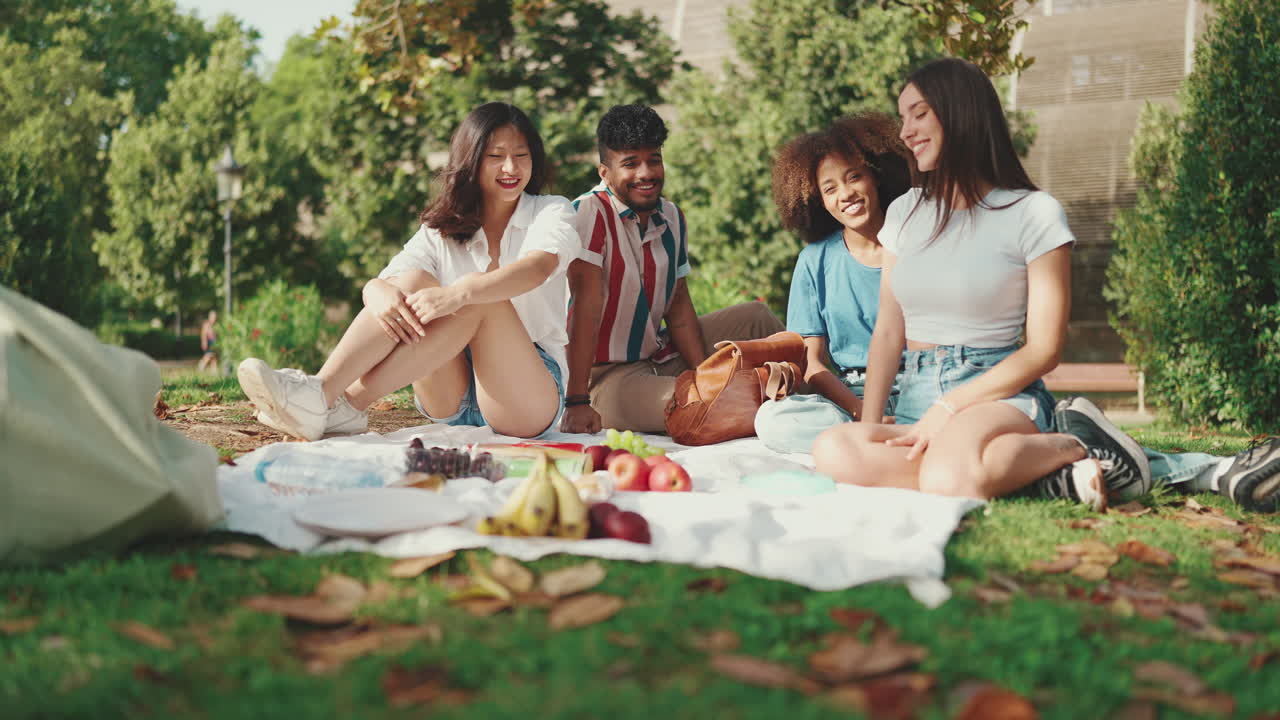 Amici che fanno un picnic nel parco