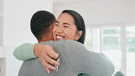 pareja feliz, bienes raíces y abrazo con las llaves de