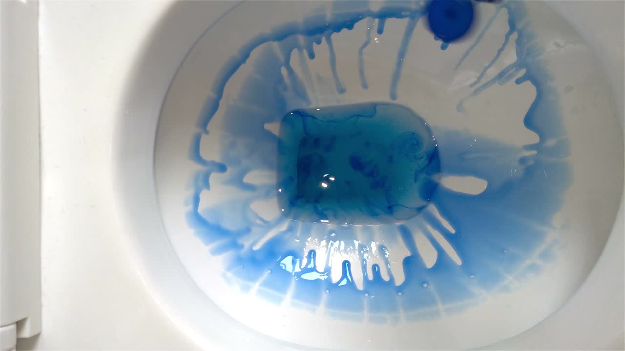 옷장 의자 를 화학적 액체 로 청소 하는 것