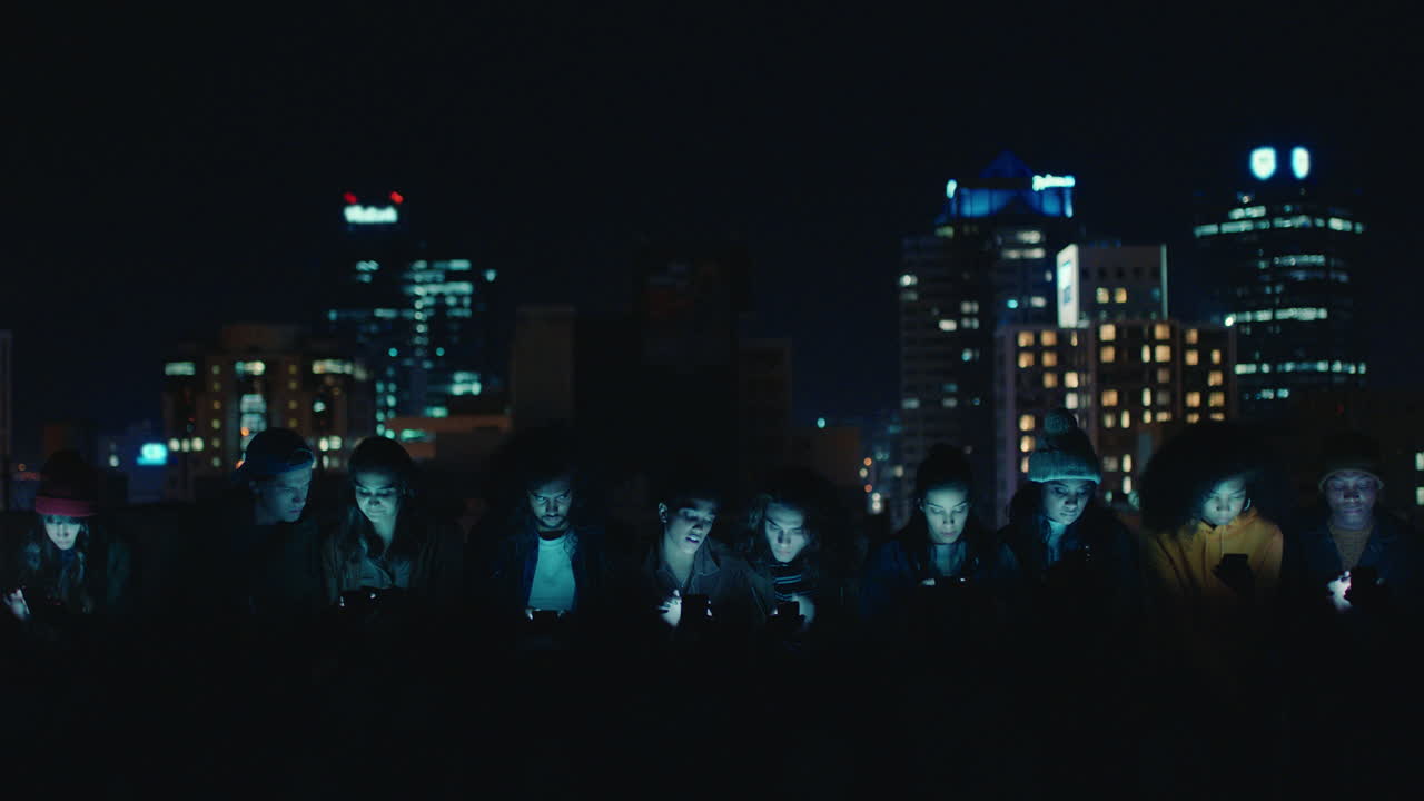 스마트 폰 모바일 기술을 사용하는 친구들의 그룹이 밤에 옥상에서 즐기고 주말에 소셜 미디어 메시지를 공유하는 중독 개념