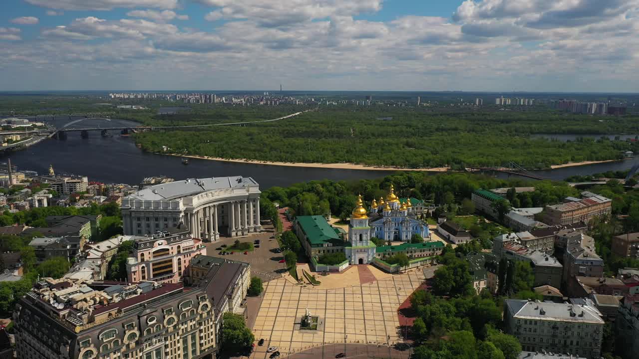 vista aérea de kiev, ucrania, centrada en la lavra de pechersk y la plaza khreshchatyk