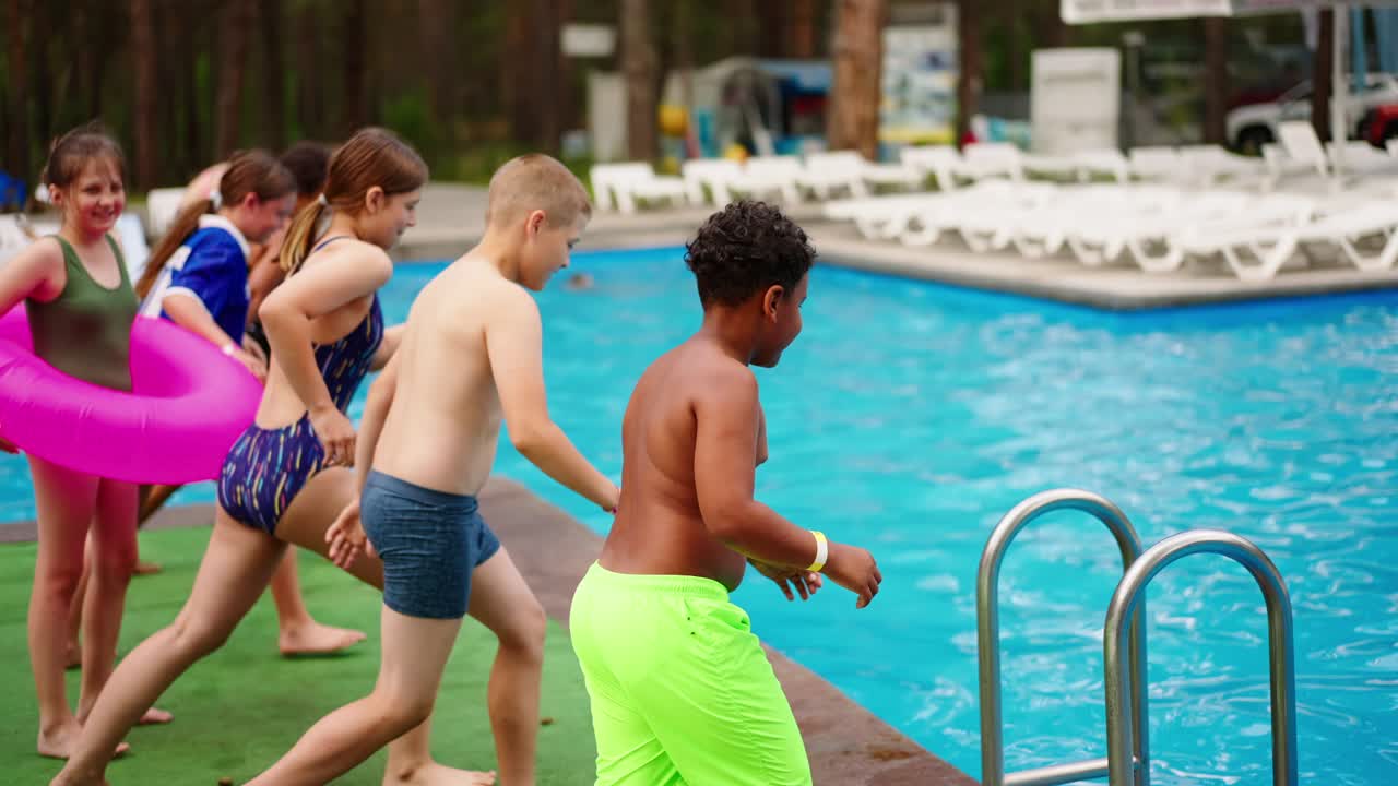 Crianças se divertindo na piscina