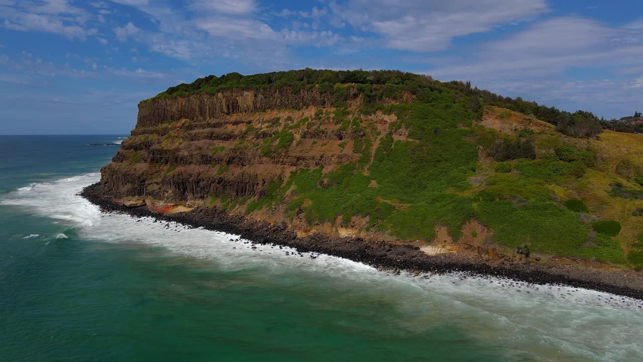 olas turquesas por la hermosa montaña lennox head -nsw australia -antena