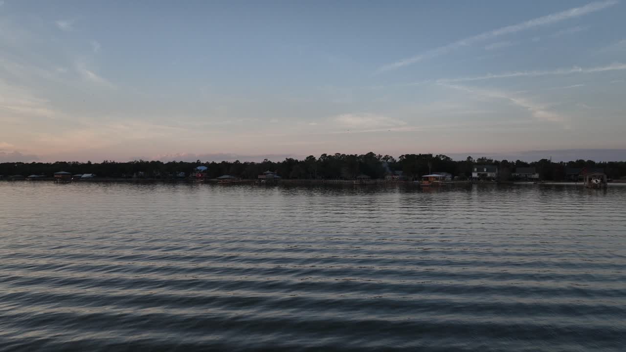 vista aérea de casas y muelles frente al mar a lo largo de la bahía móvil cerca de pelican point en alabama