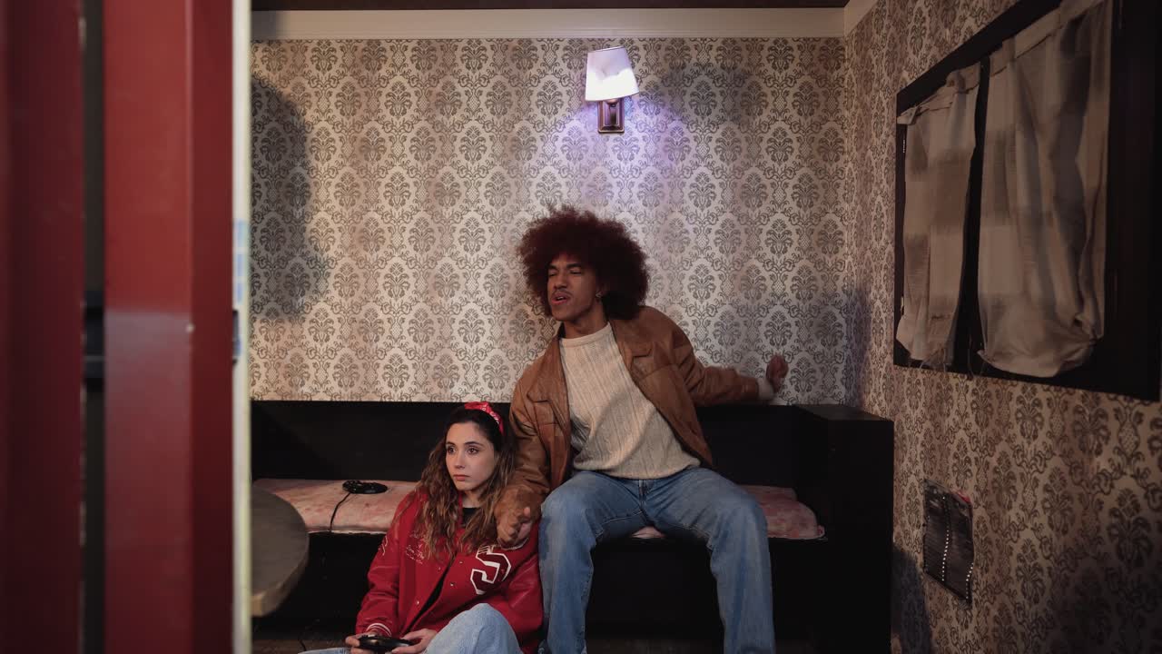 pareja diversa pasando tiempo en la sala de estar jugando videojuegos