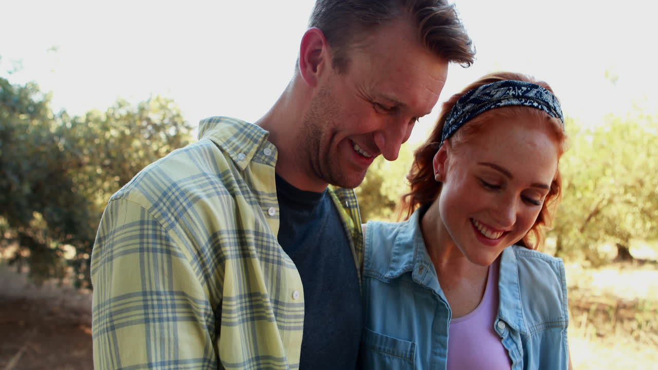 pareja feliz usando teléfono móvil 4k