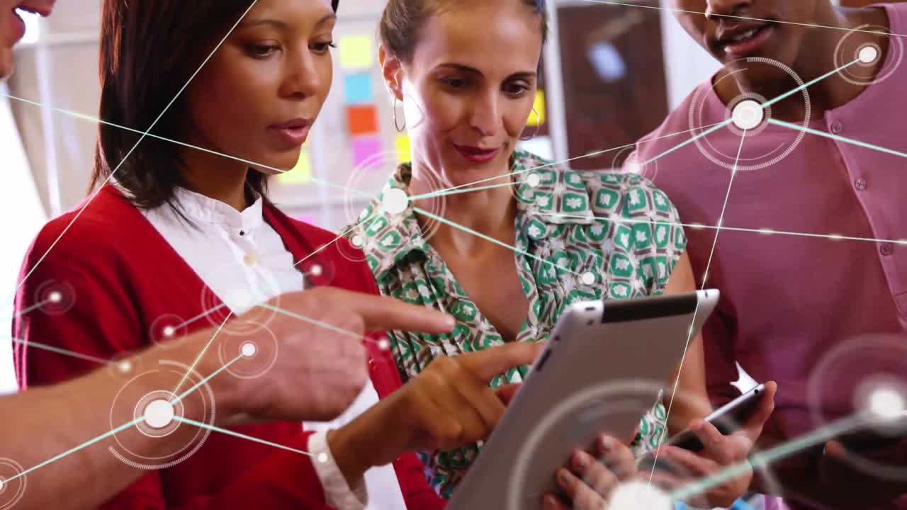 태블릿을 사용하는 다양한 비즈니스 사람들에 대한 연결 네트워크의 애니메이션