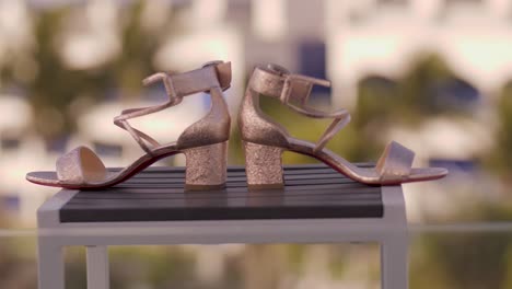 Ein-Paar-Schuhe,-Die-Von-Der-Braut-Bei-Einer-Hochzeit-Getragen-Werden