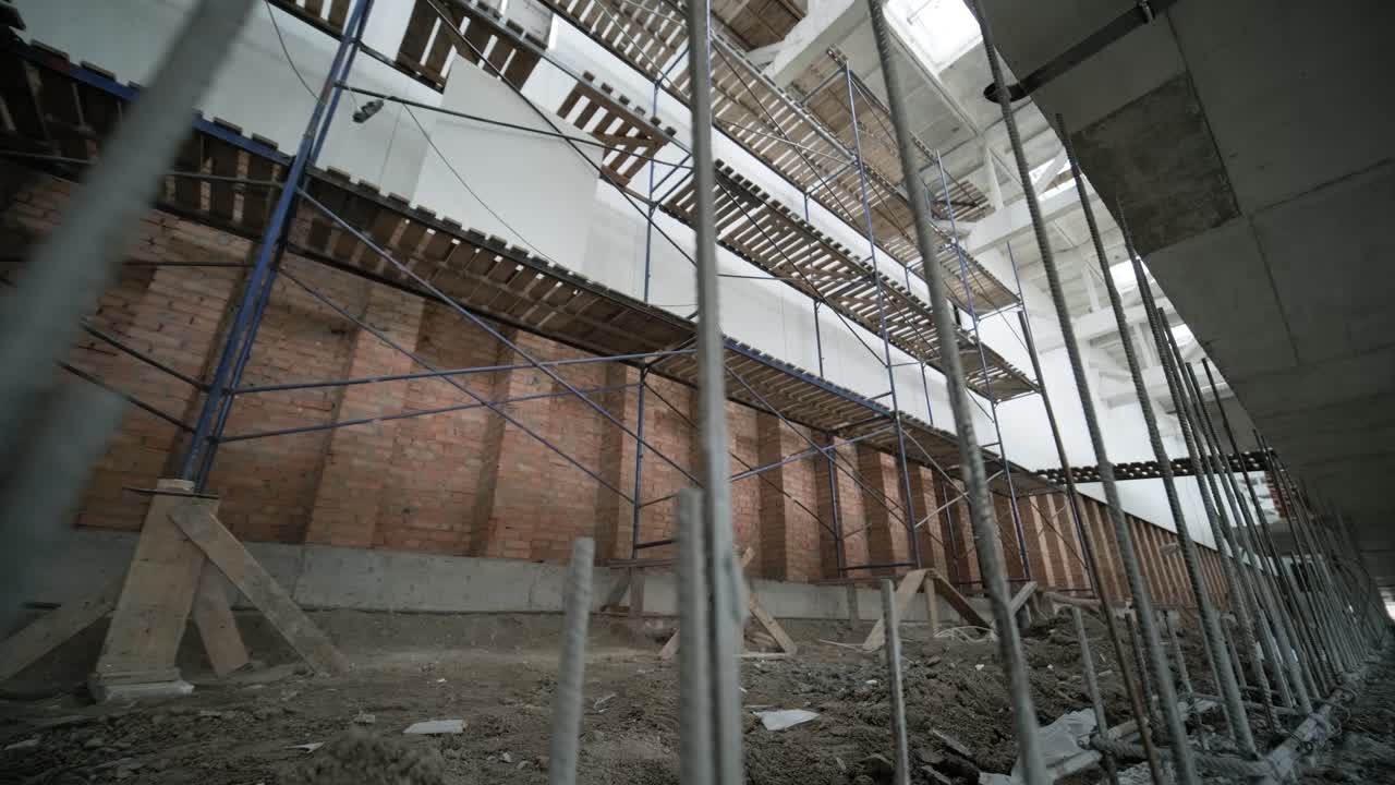 escena de un gran sitio de construcción de una oficina comercial