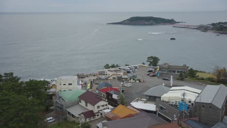 Parque-Costero-Tojinbo,-ángulo-Alto-Con-Isla-En-La-Distancia