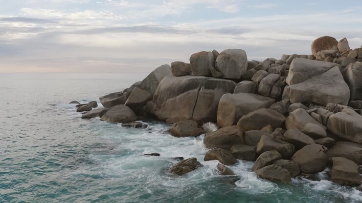 Petites Vagues Se Brisant Sur les Rochers