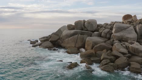 Kleine-Wellen,-Die-Auf-Felsen-Krachen