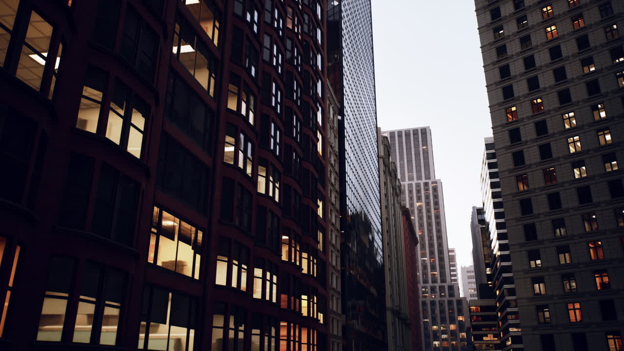 Escena urbana al amanecer: ciudad tranquila al amanecer con ventanas y siluetas resplandecientes