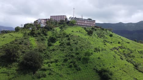 vista aérea del templo sagrado de nil parvat en los bordes de las colinas de brahmagiri rodeado de exuberante vegetación en la ciudad de trimbakeshwar, nashik, maharashtra, india