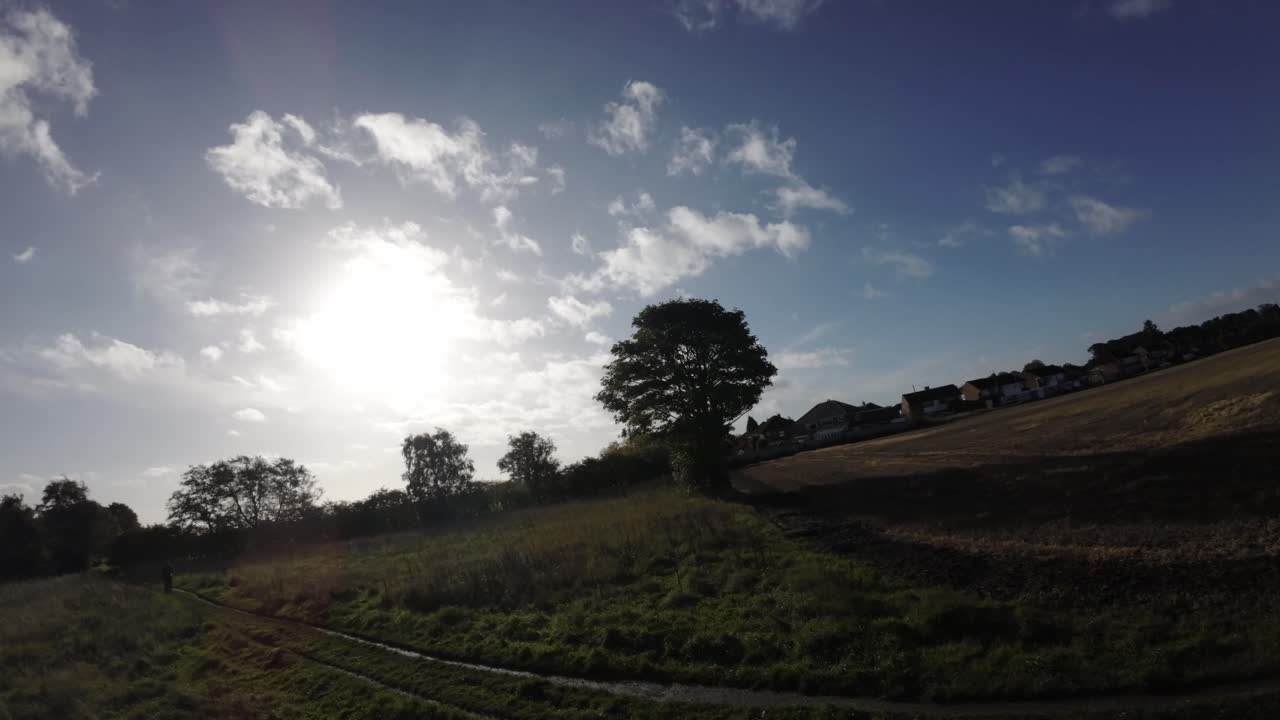 시골 나무 위로 솟아오른 농업 농지 초원을 가로질러 낮게 비행하는 fpv 드론