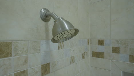 cierre el cabezal de la ducha que fluye en el baño interior 4k