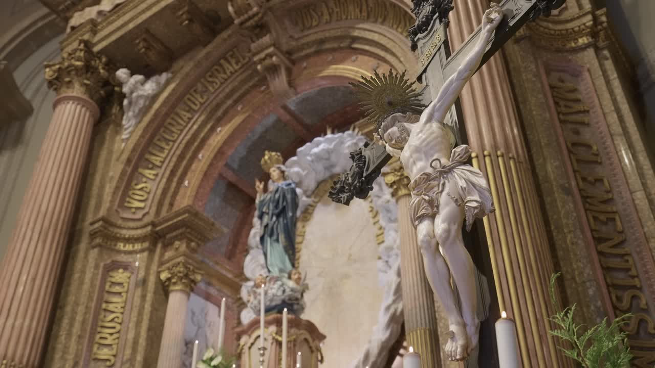 화려하게 장식된 교회 내부의 예수님과 성모 마리아상과 함께 있는 십자가 클로즈업