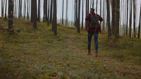 Un-Joven-Camina-Cuesta-Arriba-Desde-El-Bosque-En-Otoño-En-Cámara-Lenta-Con-Una-Mochila.-Un-Hombre-Hipster-Con-Una-Chaqueta-A-Cuadros-Camina-Por-Una-Hermosa-Zona-Boscosa-En-Un-Parque-Otoñal.-Imágenes-4k-De-Alta-Calidad