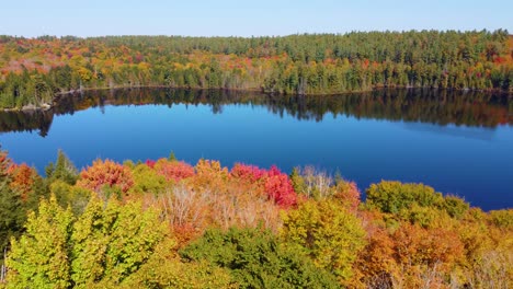 Drohnenaufnahmen-Eines-Kleinen-Sees-In-Montreal-Im-Herbst,-Quebec,-Kanada