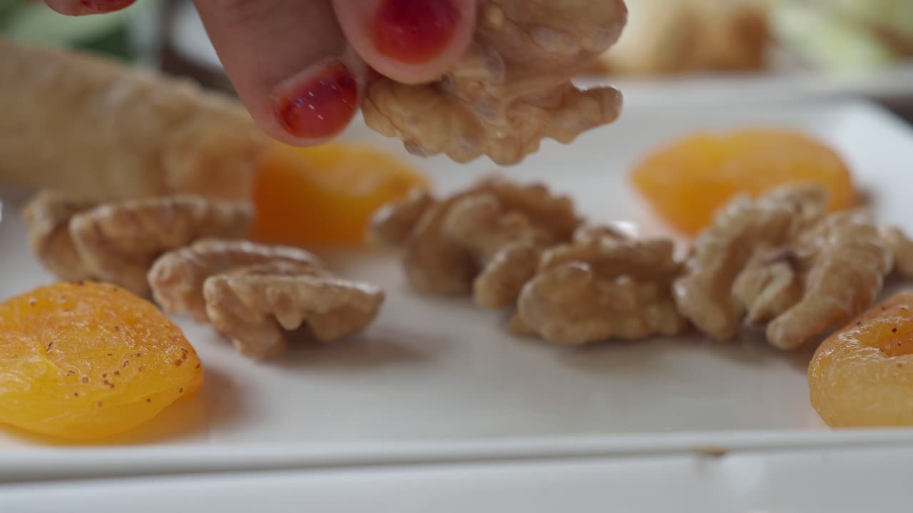 los frutos de las nueces y los albaricoques secos