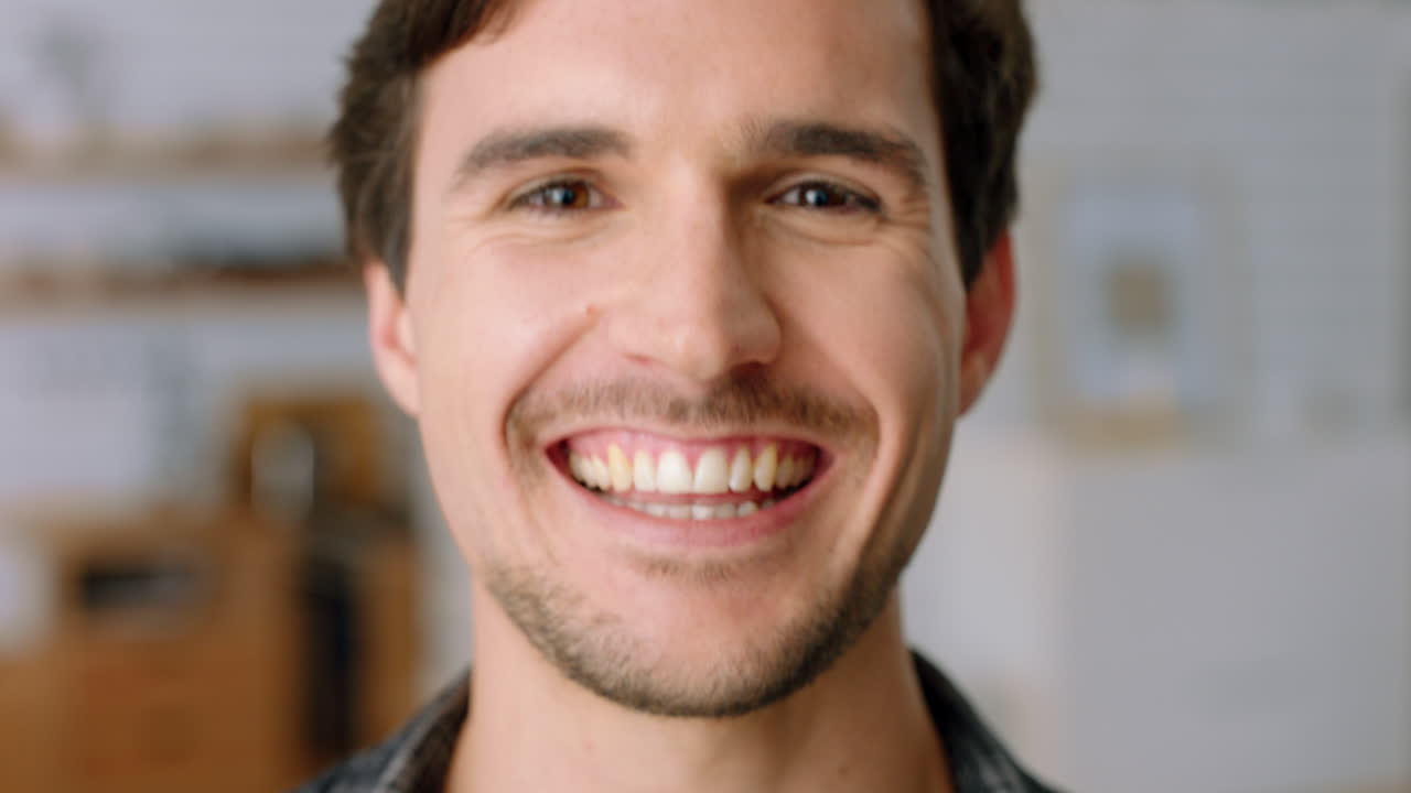 feliz, sonriente y un hombre riendo de cerca en la comedia