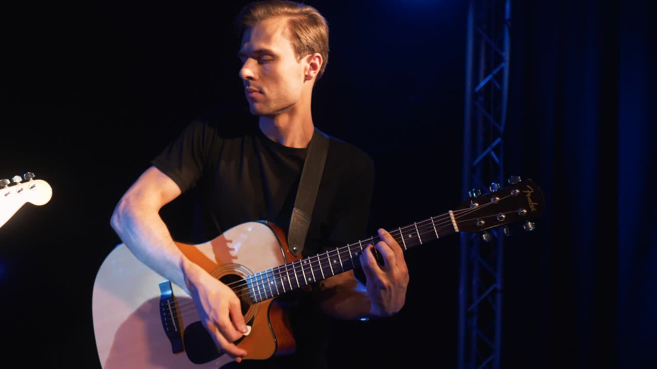 banda de rock de concierto actuando en el escenario con dos guitarras eléctricas cantantes. video musical punk, heavy metal o grupo de rock. banda de instrumentos de cámara lenta de dos hombres