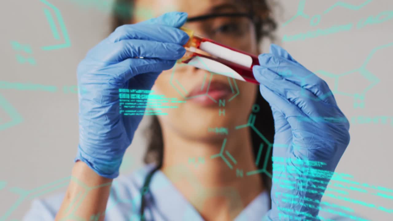 animación del procesamiento de datos sobre una doctora biracial con tubos de ensayo