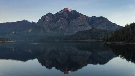 Lapso-De-Tiempo-Del-Lago-Moreno-Reflejado-Destacando-Cerro-Lopez