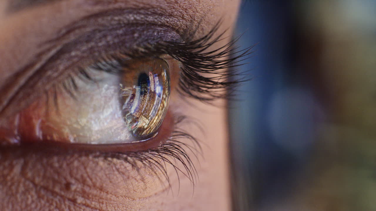 ojo macro de cerca luces de la ciudad reflejadas en el iris mirando el horizonte urbano por la noche viendo la vida nocturna
