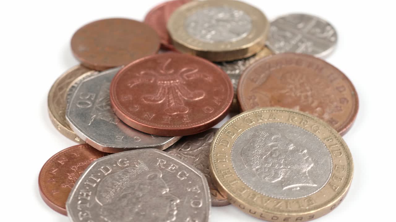 moneda británica libras monedas girando imágenes de cerca contra el fondo blanco