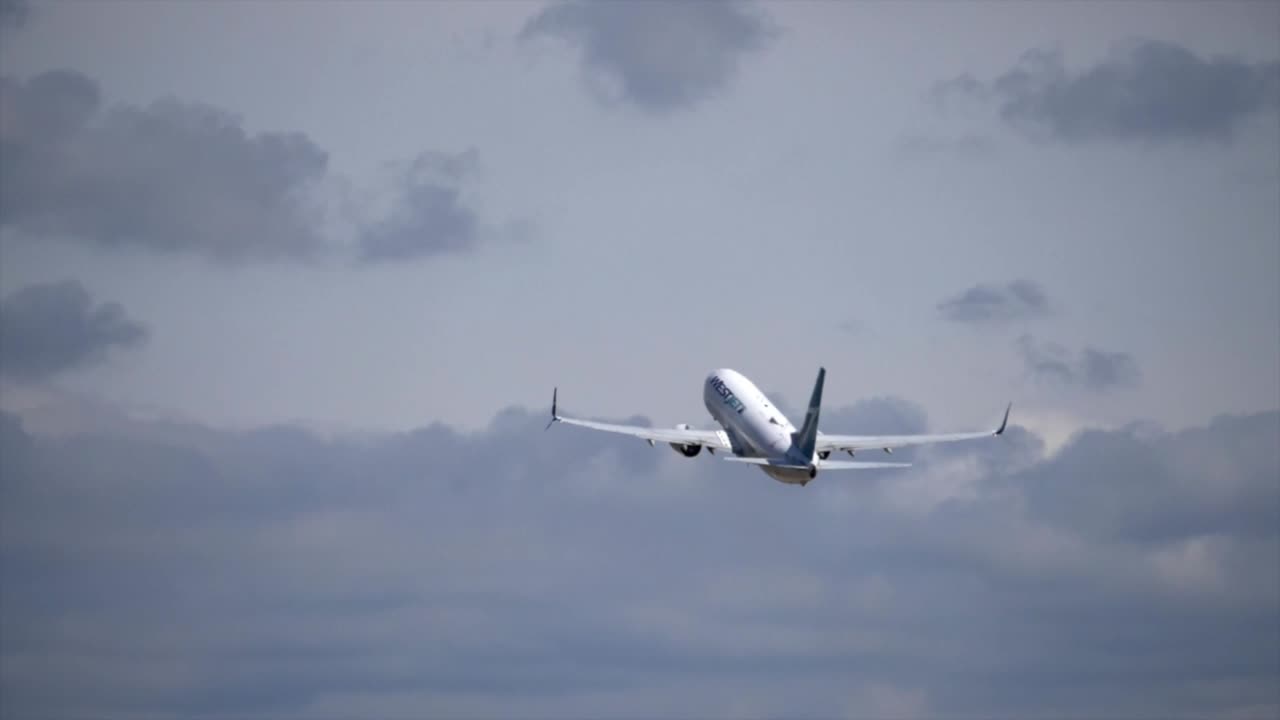 avión de pasajeros en salida, fondo del cielo en cámara lenta