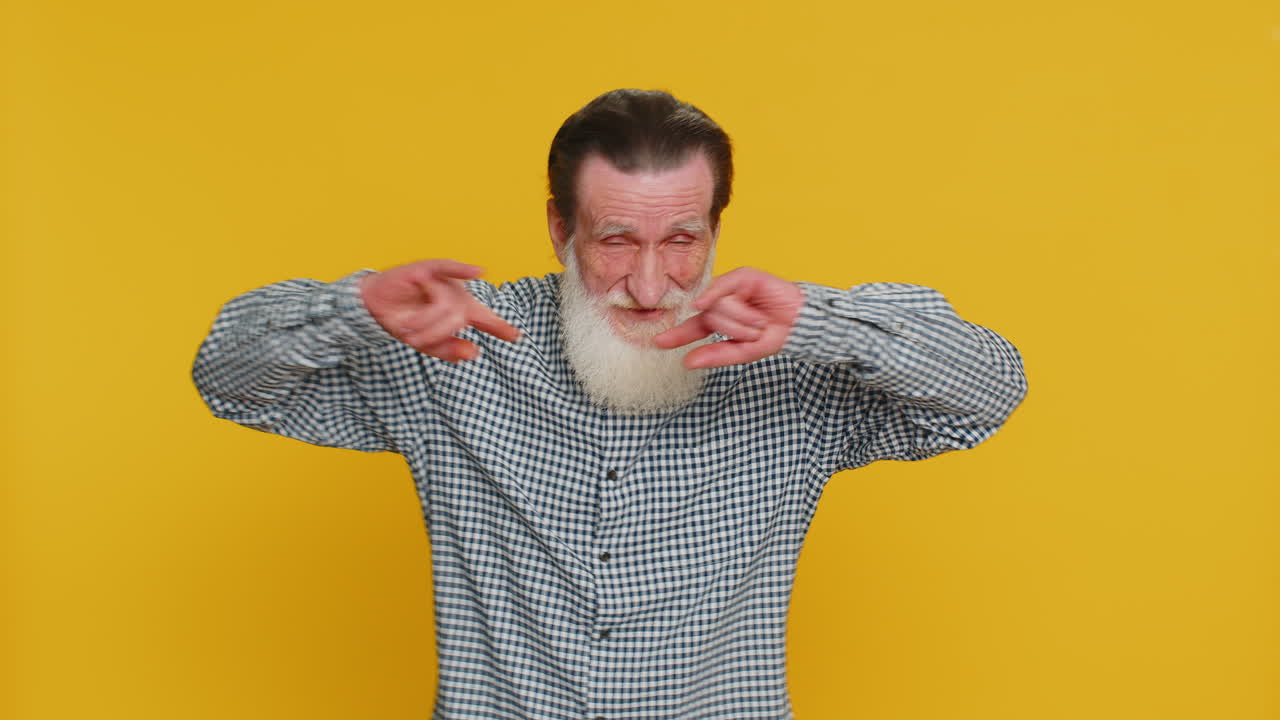 행복한 시니어 남자가 록 앤 롤 제스처를 보여줍니다. 냉정한 손으로 멋진 표정, 미친 표정, 춤추는 승리가 승리합니다.