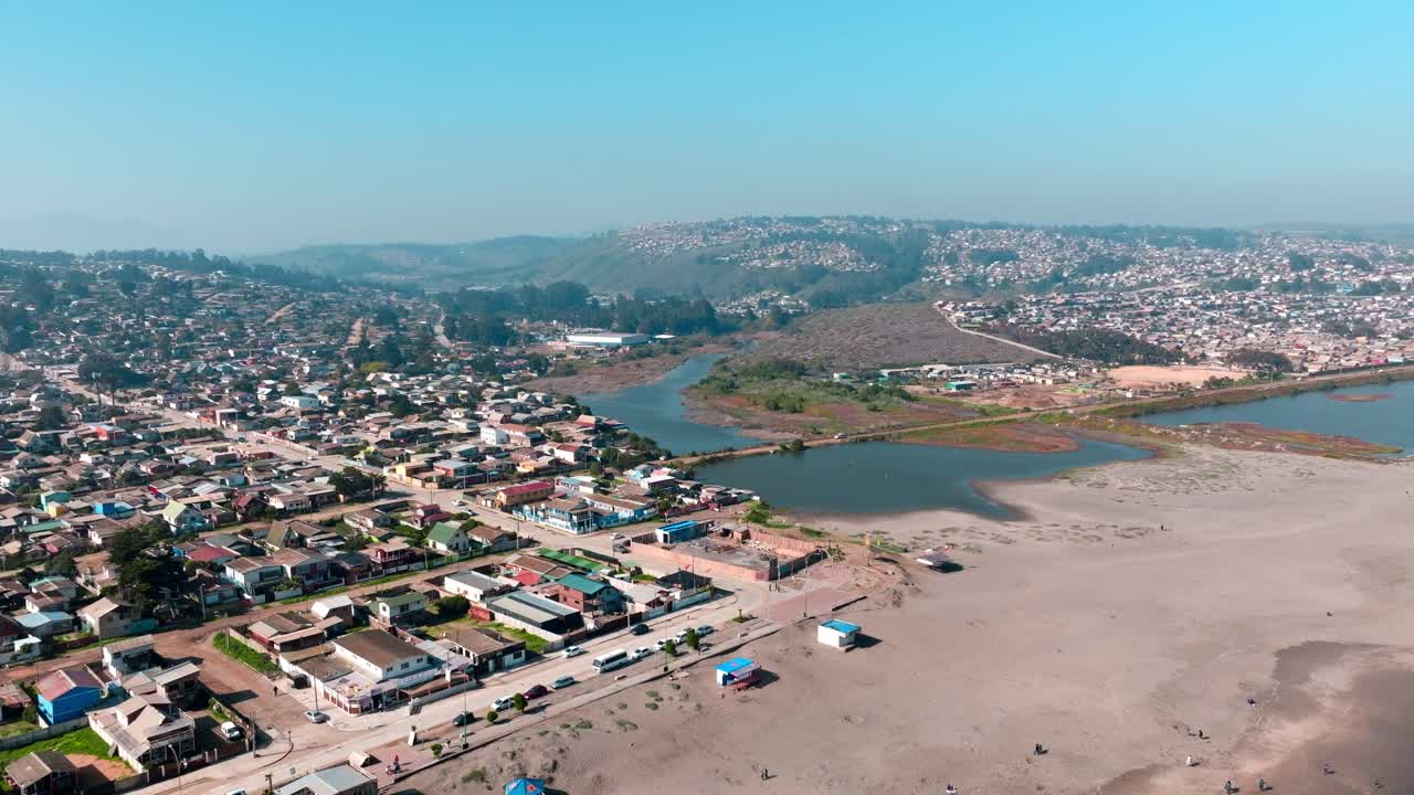 vista aérea del estuario junto a la playa durante el día soleado en cartagena, provincia de san antonio, chile
