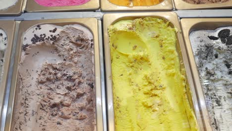 variedad de sabores de helado en una vitrina
