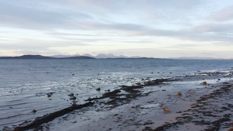 Antena---Naufragio-En-Una-Playa,-Kintyre,-Escocia,-Amplio-Plano-Inverso